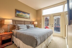 3 bedrooms, desk, iron/ironing board, travel cot