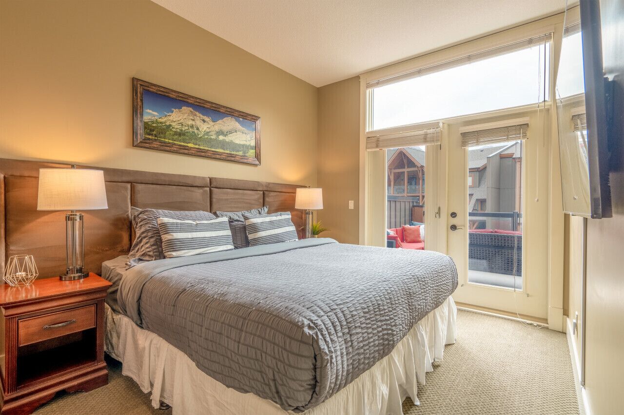 3 slaapkamers, een bureau, een strijkplank/strijkijzer, reisbedje