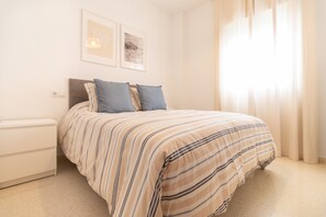 2 chambres, fer et planche à repasser, Wi-Fi, draps fournis