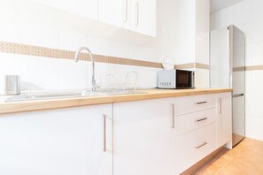 Een magnetron, een koffiezetapparaat/waterkoker