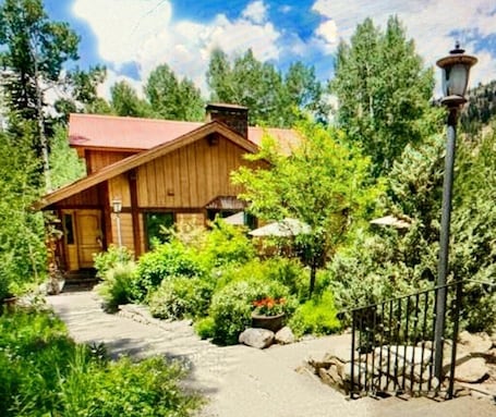 Exterior. Spacious Mountain Getaway, Trails Rest