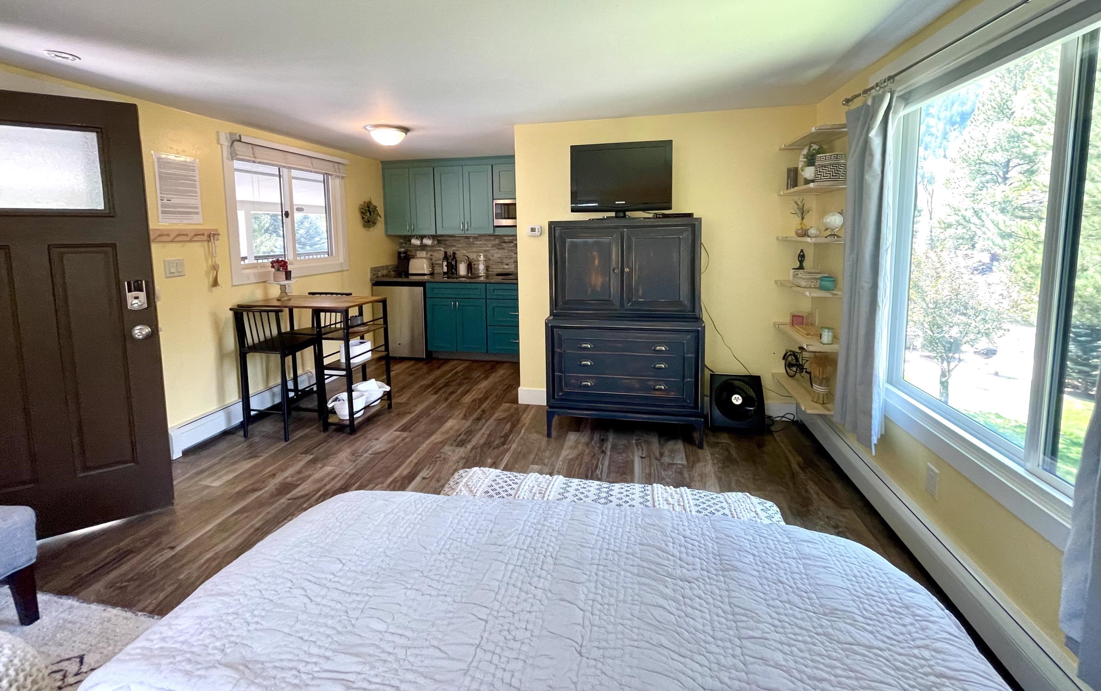 Located directly on the Crystal River