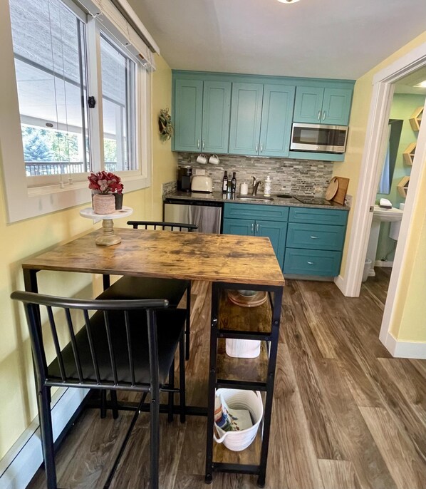 Refrigerador, microondas, cafetera y tetera y tostadora