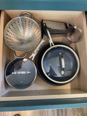 Réfrigérateur, micro-ondes, cafetière/bouilloire, grille-pain