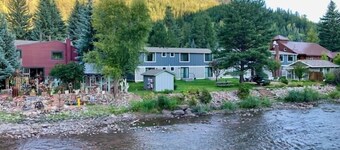 Located directly on the Crystal River