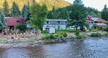 Located directly on the Crystal River