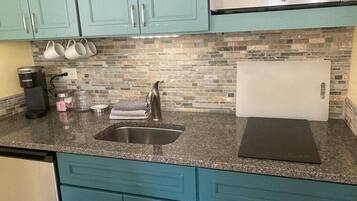 Réfrigérateur, micro-ondes, cafetiÚre/bouilloire, grille-pain