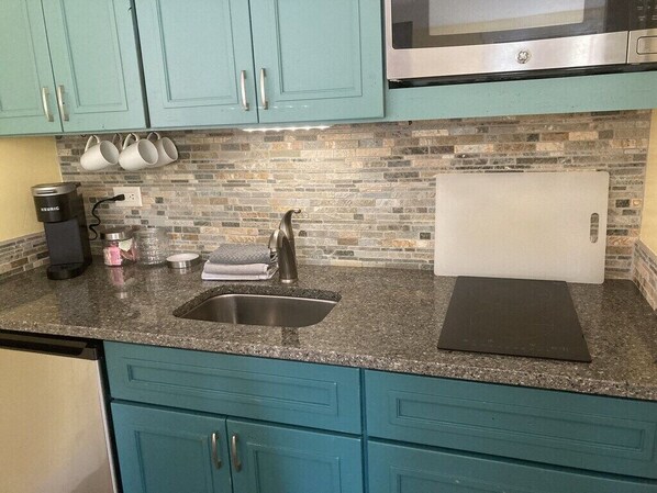 Refrigerador, microondas, cafetera y tetera y tostadora 