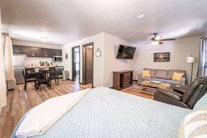 1 bedroom, free WiFi, bed sheets - The Hive- Private cabin just one mile to SDC! (Branson)
