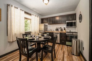 Fridge, microwave, oven, stovetop - The Hive- Private cabin just one mile to SDC! (Branson)