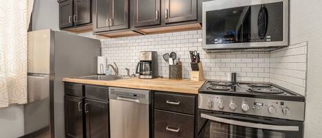 Een koelkast, een microgolfoven, een oven, een kookplaat