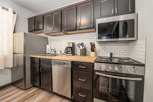 Fridge, microwave, oven, stovetop - The Hive- Private cabin just one mile to SDC! (Branson)