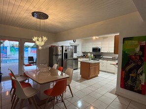 Køleskab, mikrobølgeovn, ovn, kogeplade