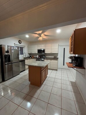 Køleskab, mikrobølgeovn, ovn, kogeplade