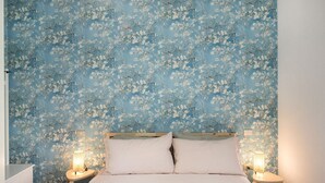 A bedroom with a floral wallpaper, a bed with white linens, and two bedside lamps. - S255 - Sirolo, new three-room apartment a stone's throw from the center (Sirolo)