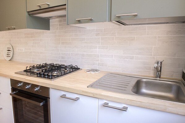 Fridge, oven, dishwasher, dining tables - S255 - Sirolo, new three-room apartment a stone's throw from the center (Sirolo)