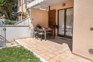 Outdoor dining - S255 - Sirolo, new three-room apartment a stone's throw from the center (Sirolo)
