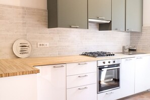 Kühlschrank, Ofen, Geschirrspüler, Esstisch