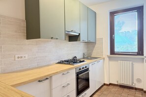 Fridge, oven, dishwasher, dining table - S255 - Sirolo, new three-room apartment a stone's throw from the center (Sirolo)