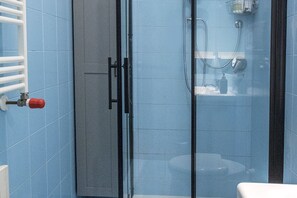 Bañera con ducha, bidet, toallas