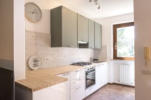 Réfrigérateur, four, lave-vaisselle, tables à manger