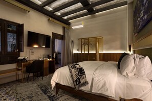Deluxe King Room | Caja de seguridad en la habitación, muebles diferentes y escritorio