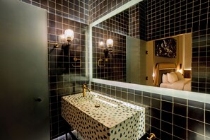 Shower, rainfall showerhead, hair dryer, bathrobes - Casona 142 Hotel Boutique Orizaba (Orizaba)