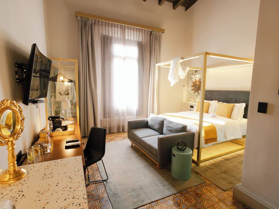 Deluxe Queen Room | In-room safe, individually furnished, desk, laptop workspace