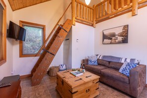 Smart TV, books - Eagle Cabin I Wild Pacific Trail I Kayak I Forest (Ucluelet)