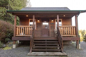 Exterior detail - Eagle Cabin I Wild Pacific Trail I Kayak I Forest (Ucluelet)