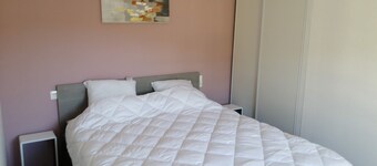 Comfortable T2 elevator private parking air conditioning wifi 300 m from the spa