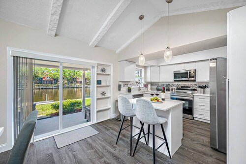 NEW Heated Salt Pool & Spa on Waterfront Canal