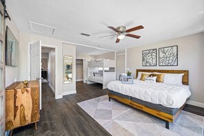 4 bedrooms, iron/ironing board, travel cot, free WiFi - NEW Heated Salt Pool & Spa on Waterfront Canal (Tampa)