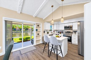 Share stories while getting the food ready! With our open space concept, you could bond with family and friends while making sure everyone would love the food they would eat! If you like this concept, send us a message now! - Waterfront | Heated Salt Pool & Spa (Tampa)