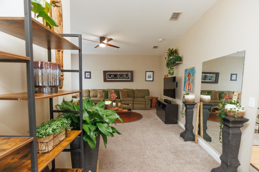 Beautiful 2 bed townhome 35 minutes from Disney