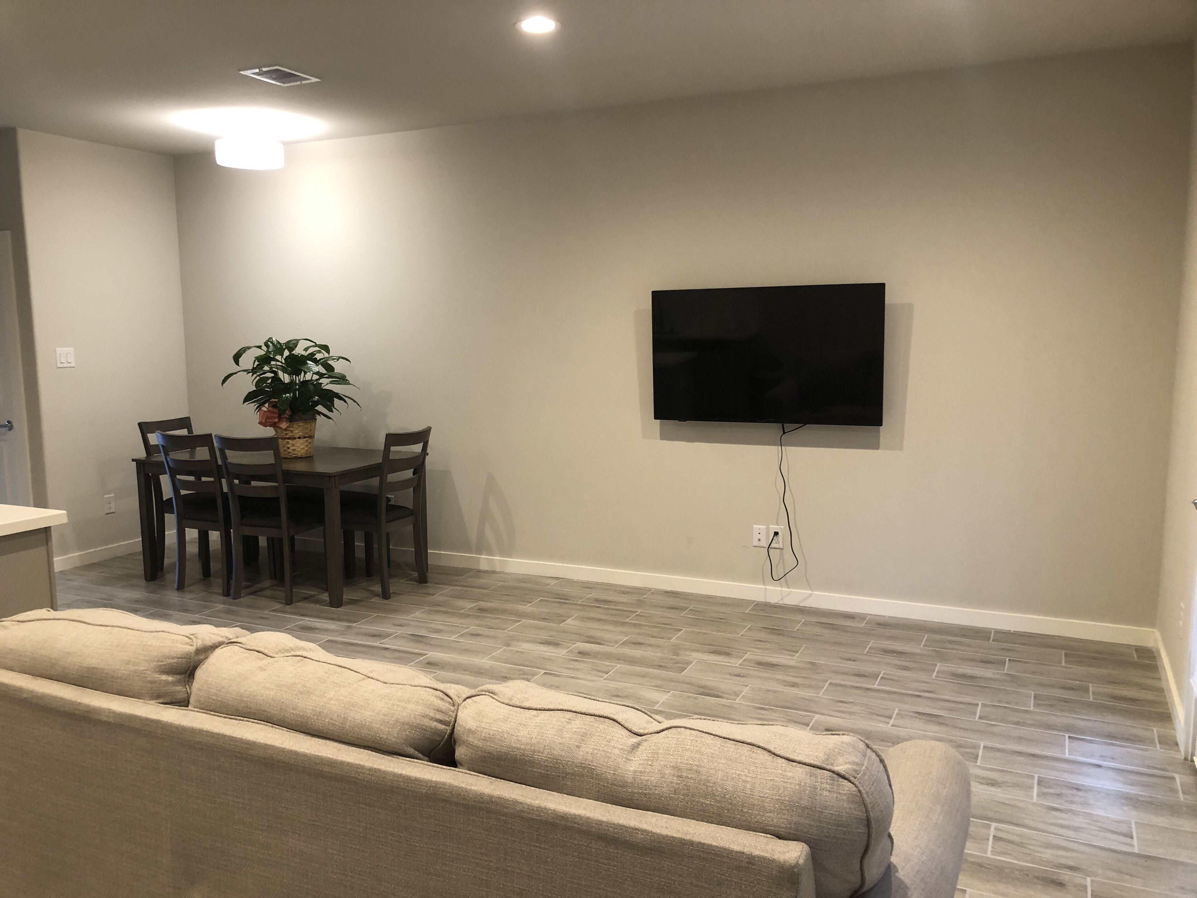 5 min to The Medical Center. Family sized with private backyard