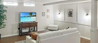 Newly Renovated Private Cozy & Conveniently Located