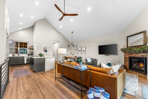 Smart TV, chimenea y libros 