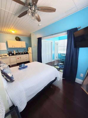 6 bedrooms, iron/ironing board, WiFi, bed sheets