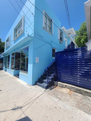 Exterior - Duval Street Suites full kitchen, free parking, heated pool (Key West)