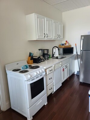 Fridge, microwave, oven, stovetop - Duval Street Suites full kitchen, free parking, heated pool (Key West)