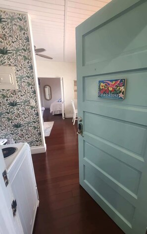 1 bedroom, iron/ironing board, WiFi, bed sheets - Duval Street Suites full kitchen, free parking, heated pool (Key West)