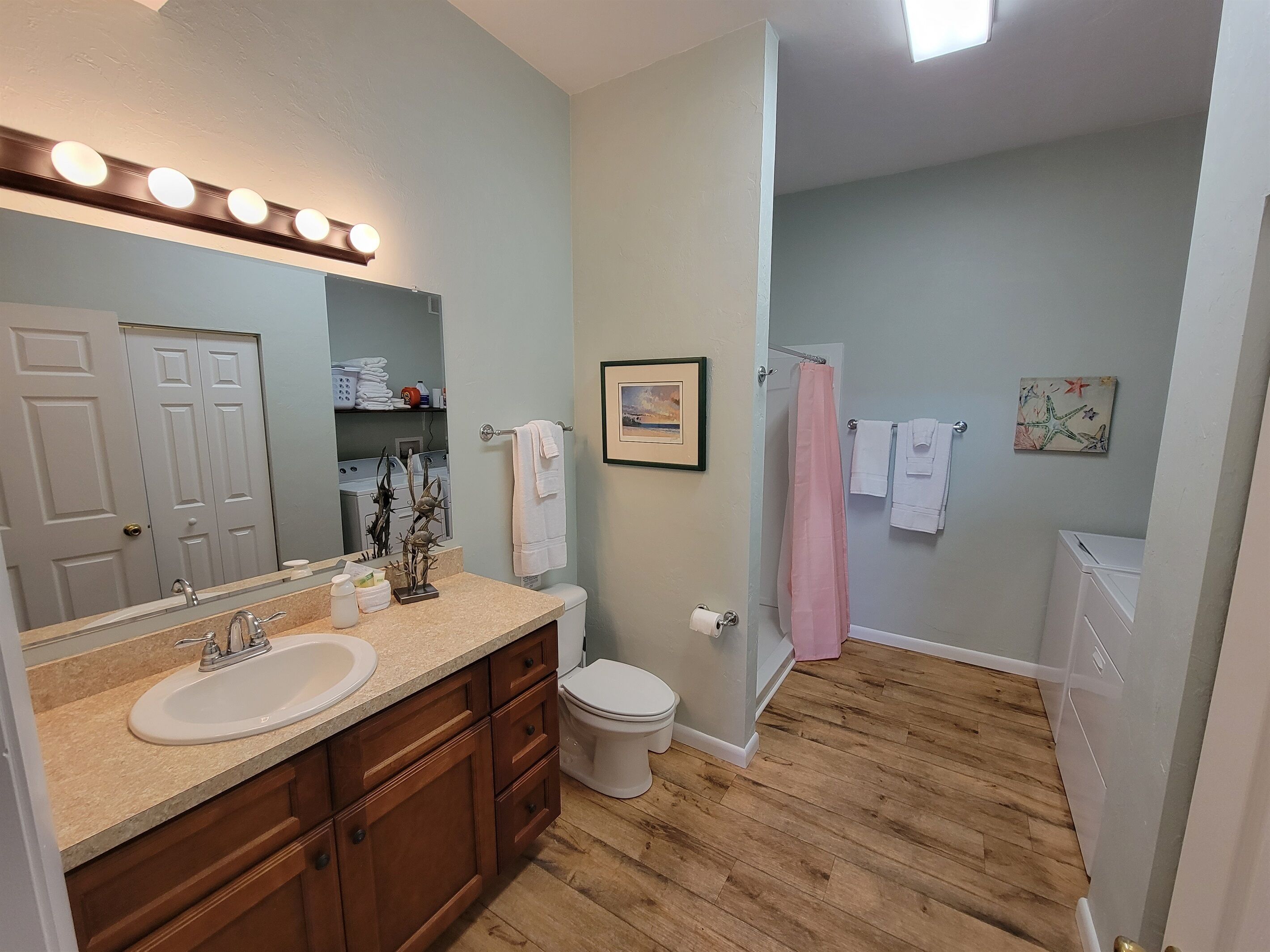 Kombinert dusj/badekar, hårføner og håndklær