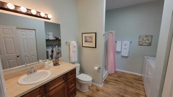 Kombinert dusj/badekar, hårføner og håndklær