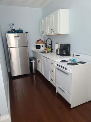 Fridge, microwave, oven, stovetop - Duval Street Suites full kitchen, free parking, & heated pool (Key West)