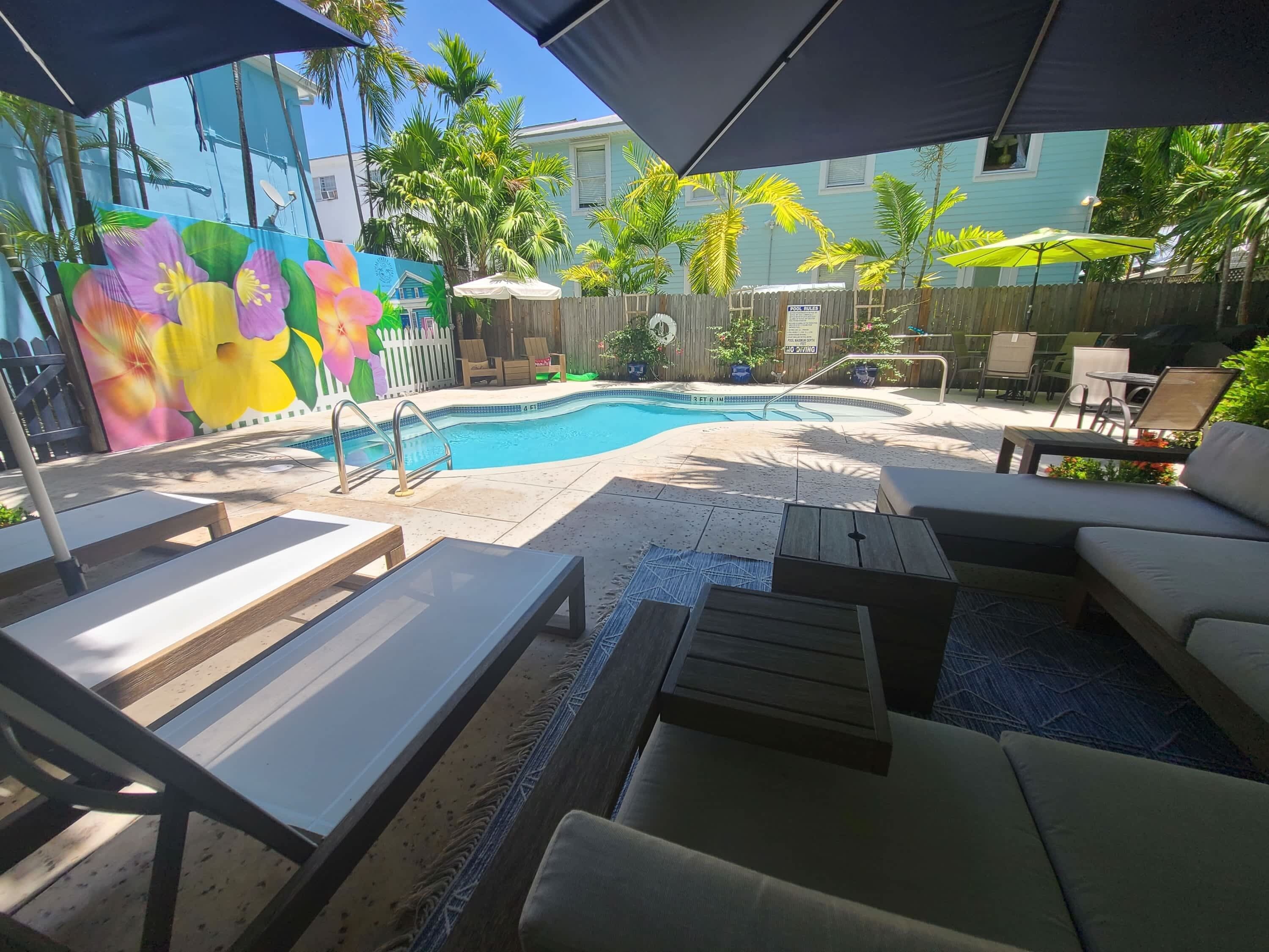 Una piscina al aire libre, una piscina climatizada