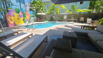 Una piscina al aire libre, una piscina climatizada