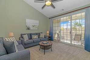 Smart TV, books - Two Pools, Beach Shuttle, Dining, Entertainment (North Myrtle Beach)