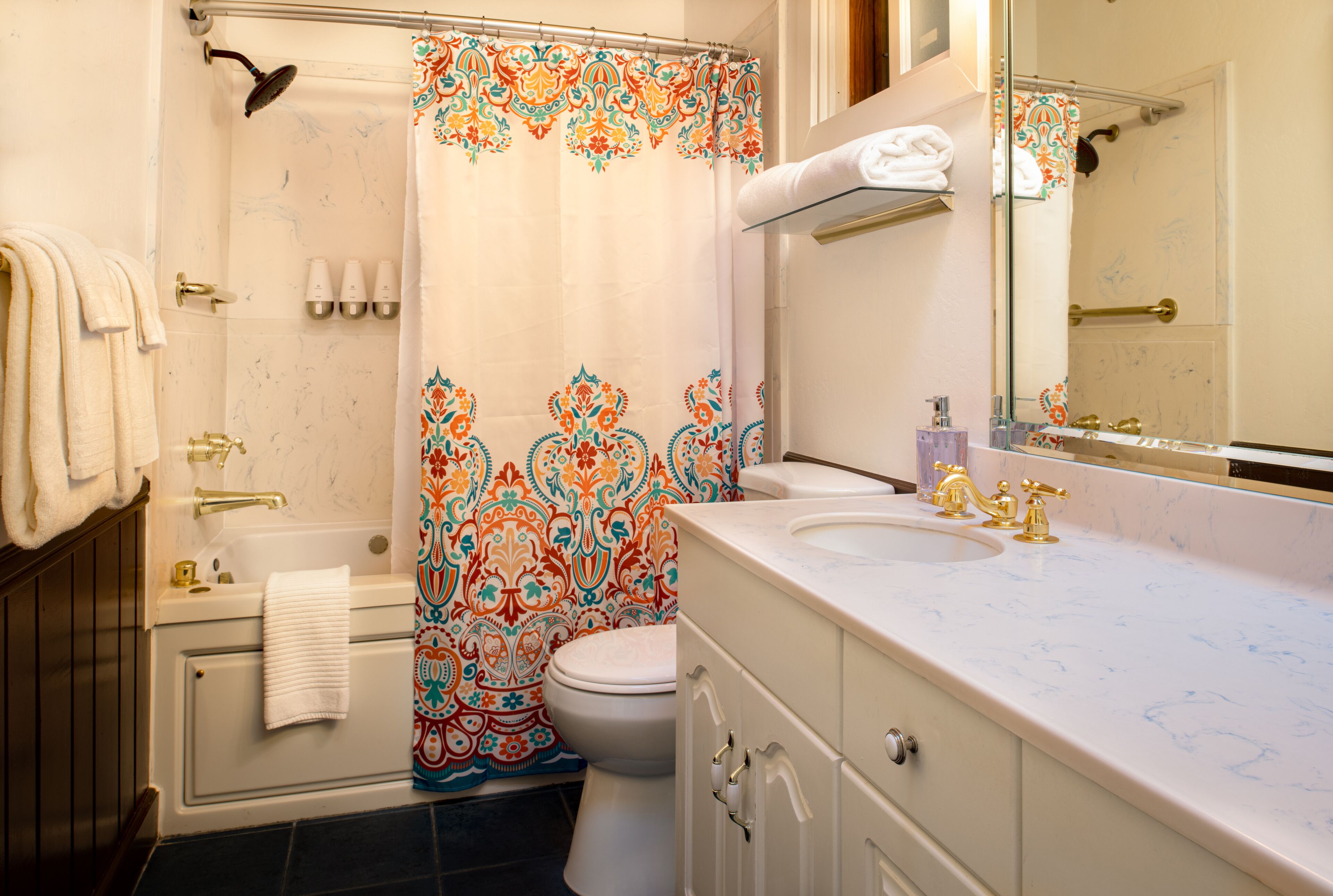 Un baño con bañera, inodoro y lavamanos.