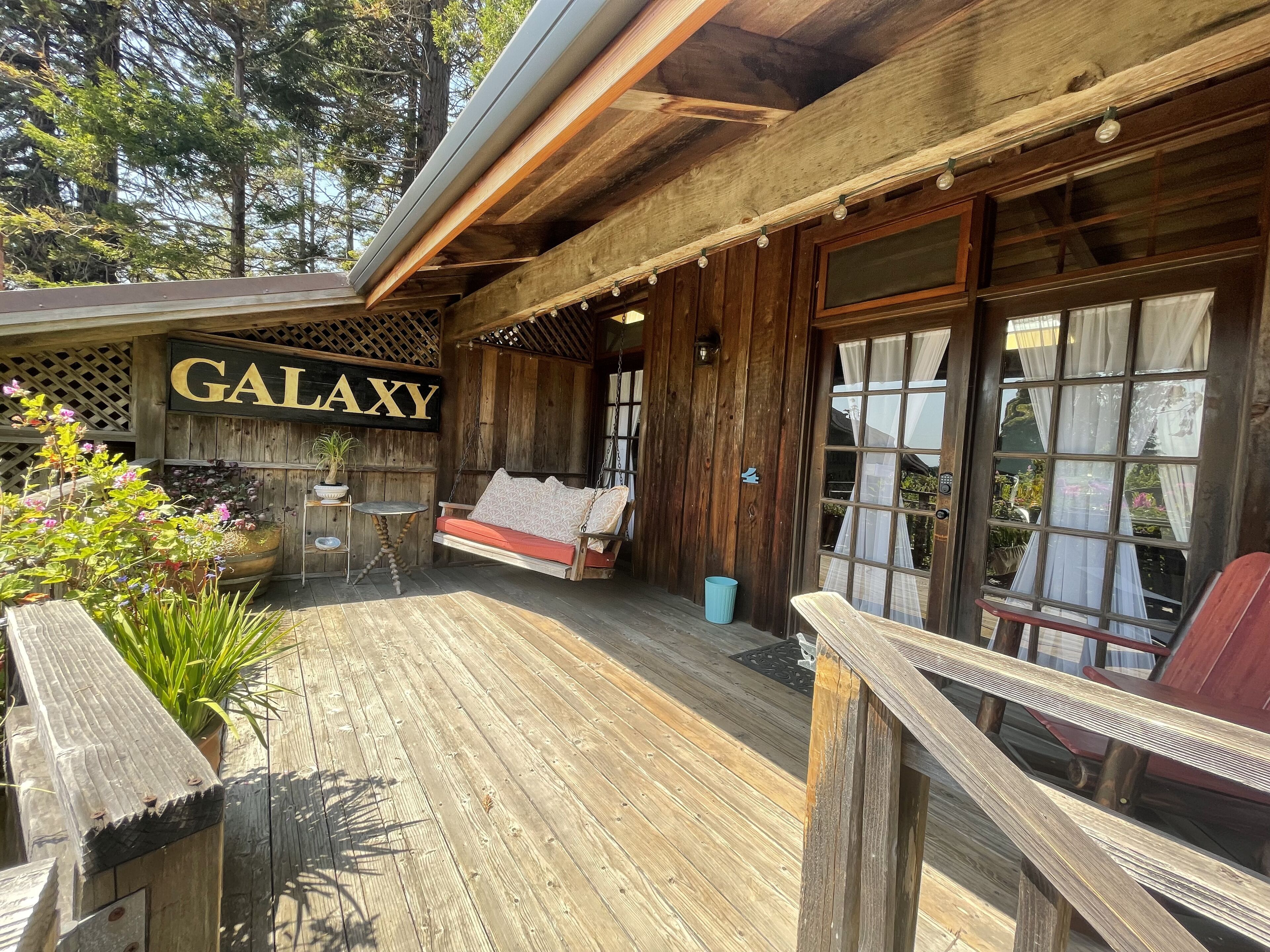 Galaxy Cabin | 高档床上用品、特色装修、特色家居、笔记本电脑工作区